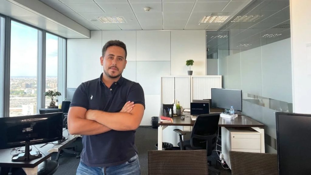 Jorge Morcuende en su oficina con los brazos cruzados
