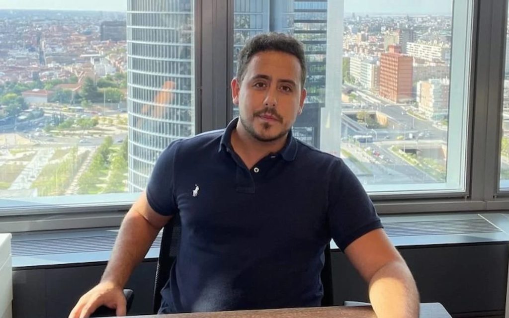 Jorge Morcuende frente a una ventana en su oficina