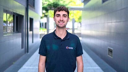 Arnau Ramió, fundador de Learning Heroes, entre dos paredes en un espacio abierto