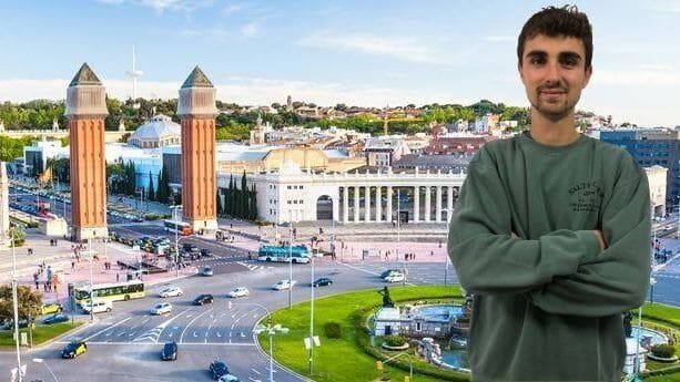 Arnau Ramió con Plaza Espanya en Barcelona de fondo