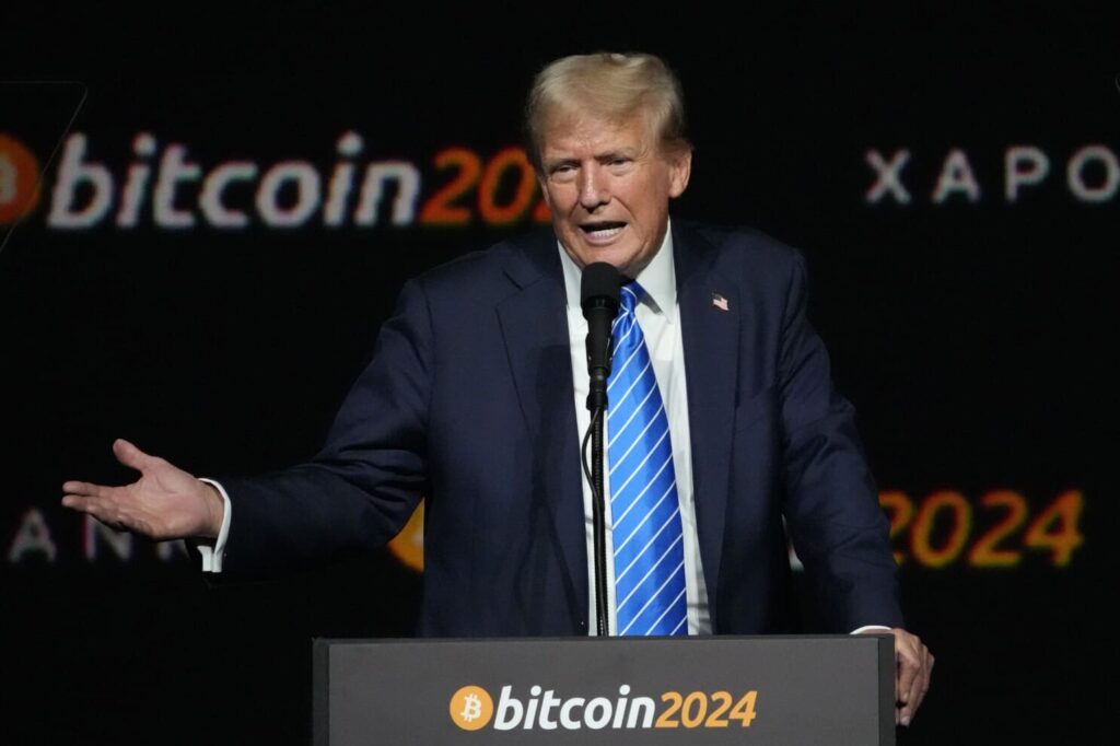 Donald Trump en el bitcoin2024 hablando en un atril sobre criptomonedas