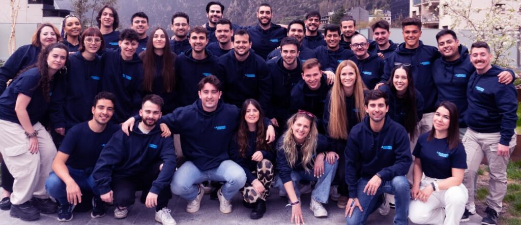 Foto Grupal del equipo de la academia en línea de tecnologías disruptivas Learning Heroes