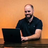 Víctor Cots, cofundador de Amzn Elite, trabajando en su protátil