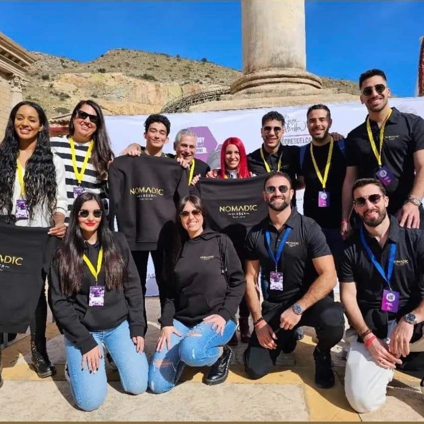 Foto grupal de alumnos de la Nomadic Closer Academy en un evento de la formación
